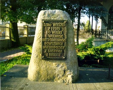Gostyń - obelisk przy ul. Strzeleckiej, wzniesiony na część powstańców-ochotników znajduje się przed budynkiem Domu Kultury (dziś Szkoły Muzycznej). e